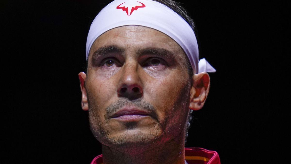Nadal, emocionado, durante el himno español antes de disputar su último partido.