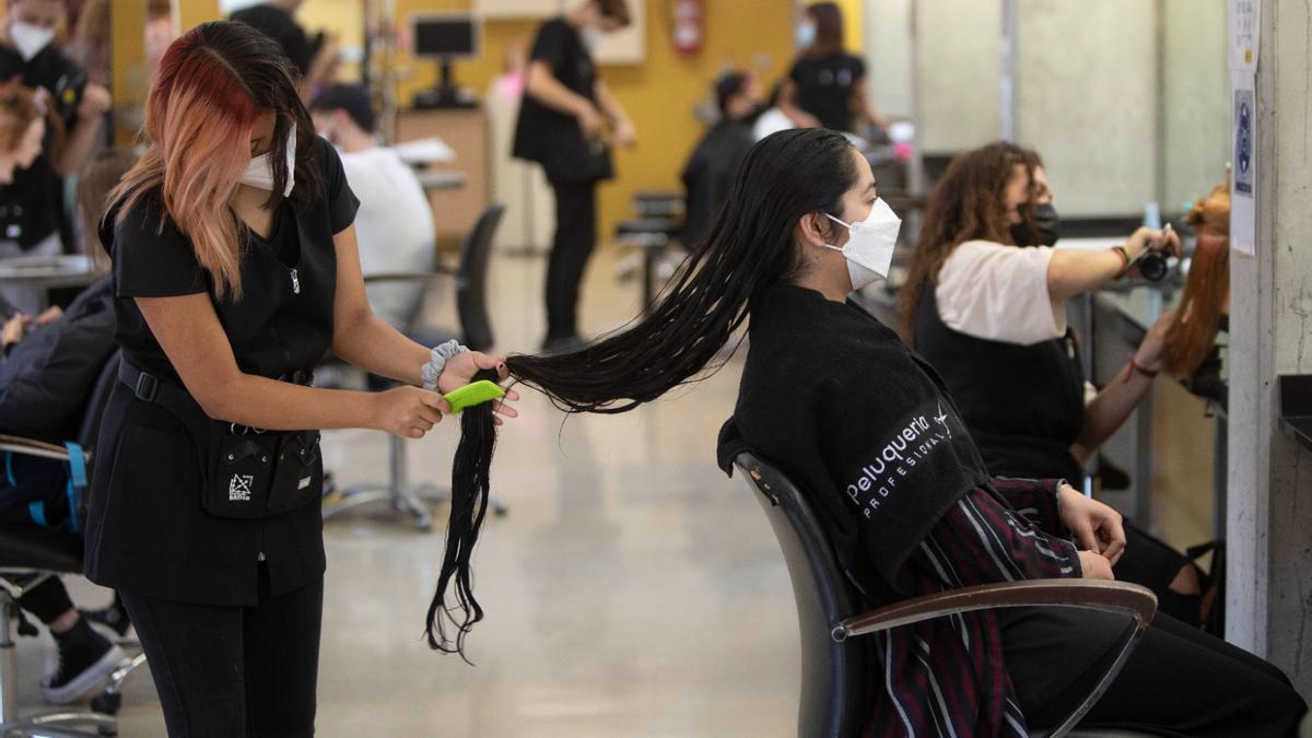 Estudiantes del IES Cabanyal cortan el pelo para una donación solidaria