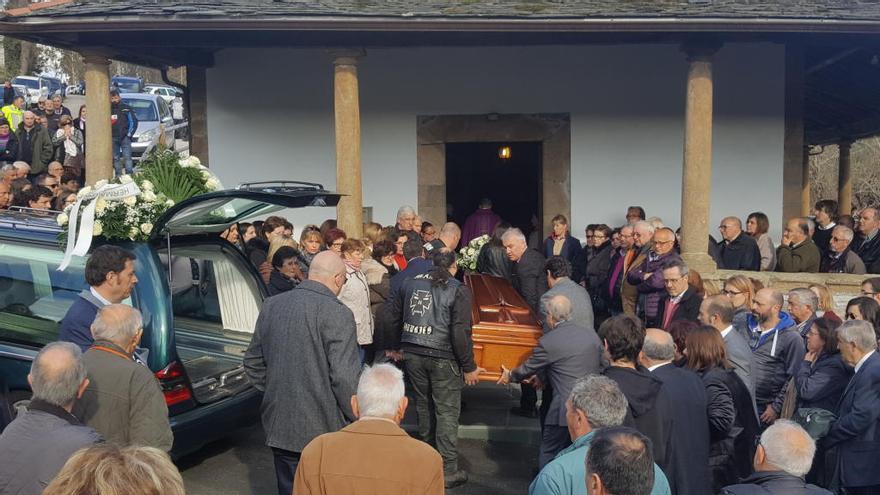 Emotiva despedida en Valdés a Pablo García, el motero que falleció el sábado mientras hacia una ruta