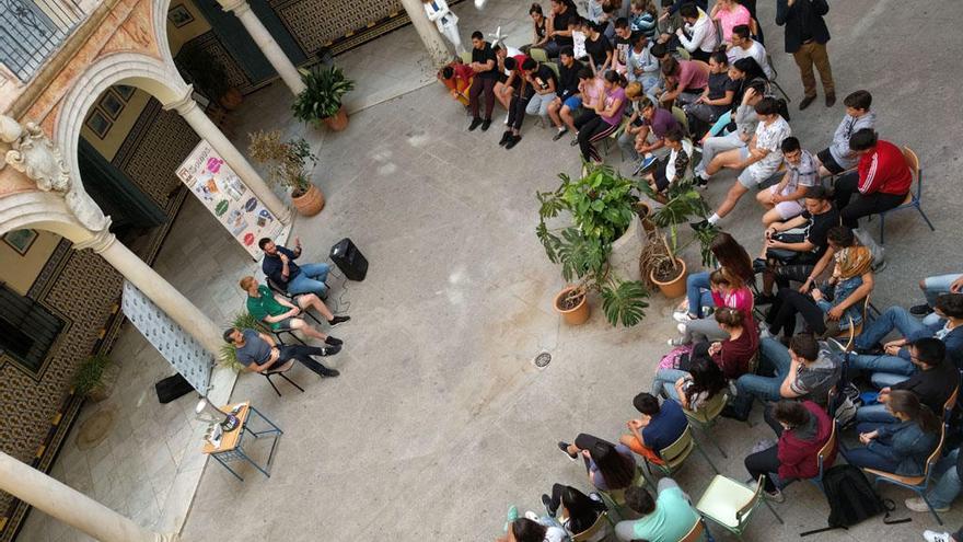 Un momento de la charla en el patio del IES Vicente Espinel con Joan Plaza y Alberto Díaz.