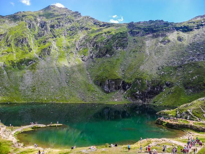 Lago en montañas Făgăraș