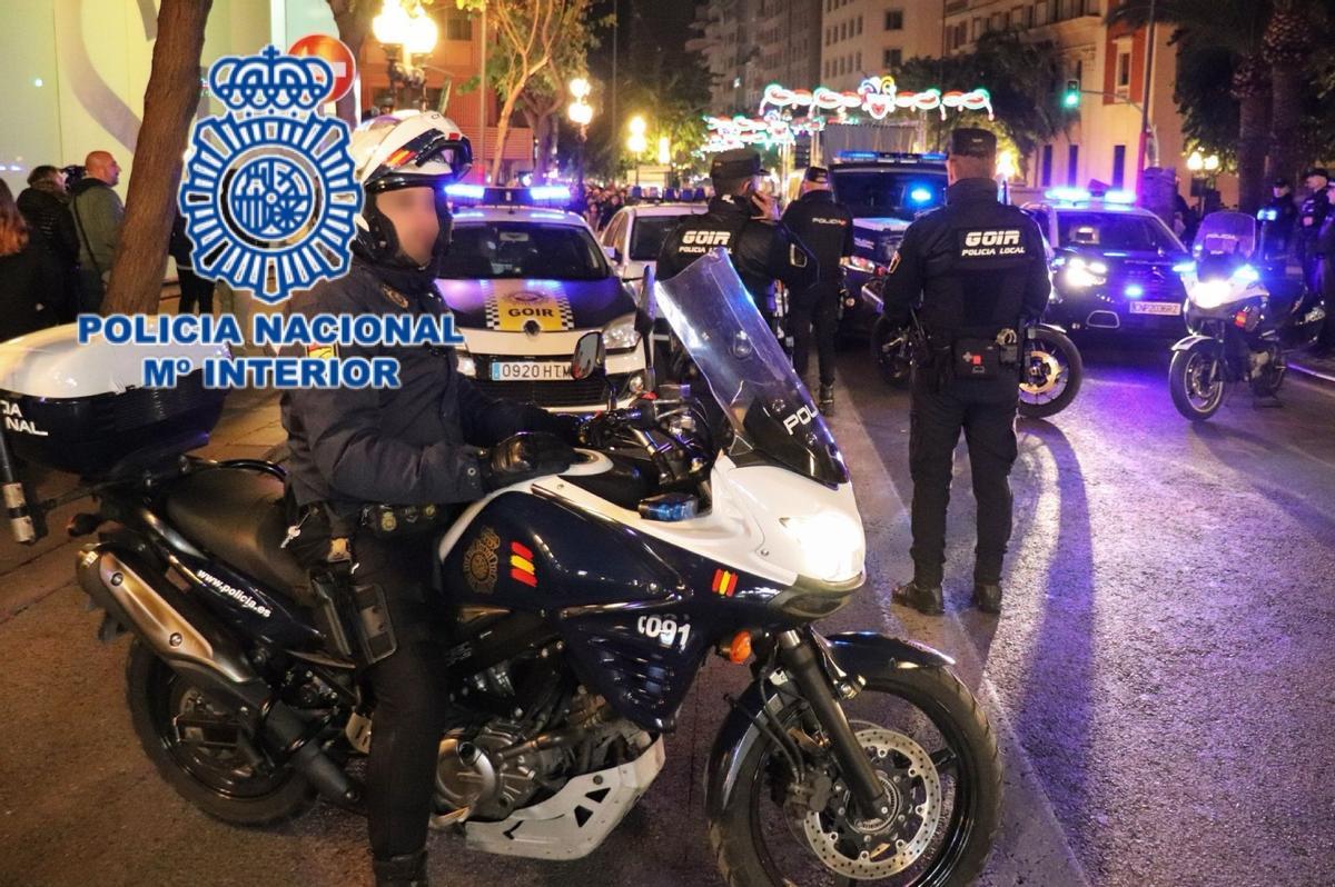 Agentes de la Policía Nacional y Policía Local en el dispositivo de Halloween en Alicante.