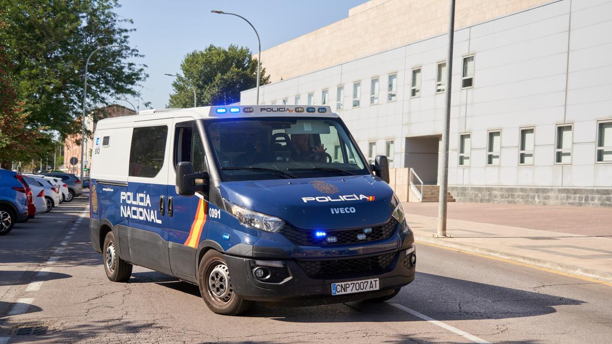 Momento en el que los dos detenidos por el robo de Atrio, Constantin y Priscila, entran en los juzgados de Cáceres el pasado mes de agosto.