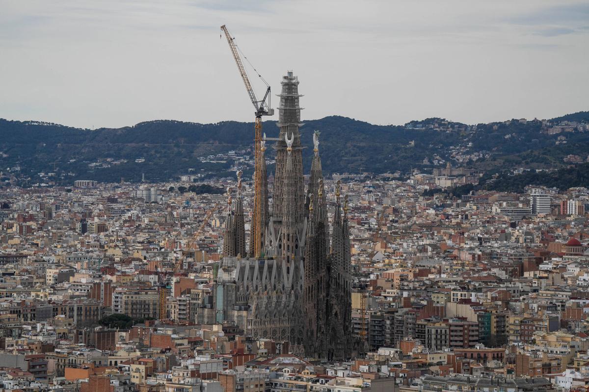 Barcelona. 20/02/2026 Cultura. Torre Glorias. Culminación de la torre de Jesús de la Sagrada Familia desde lo mas alto del hospital de San Pau. Foto: Zowy Voeten / El Periódico