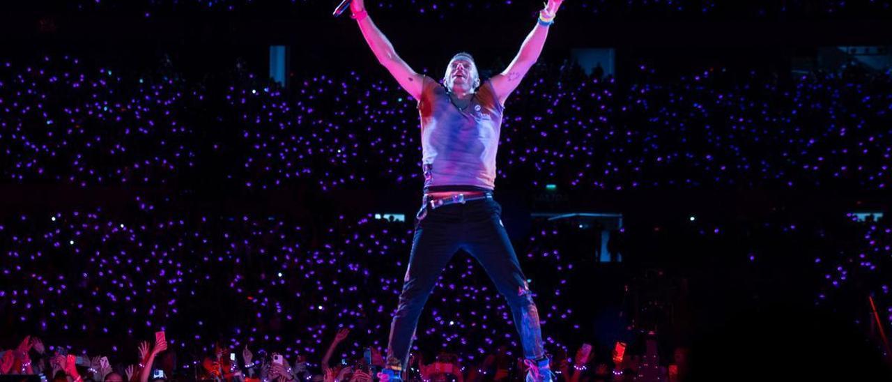 Chris Martin de Coldplay durante el primero de diez conciertos de la gira ’Music Of The Spheres World Tour’ en Buenos Aires.