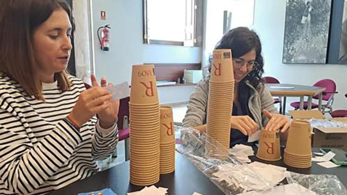 Un momento durante la decoración de los 30.000 masos de la Reconquista.