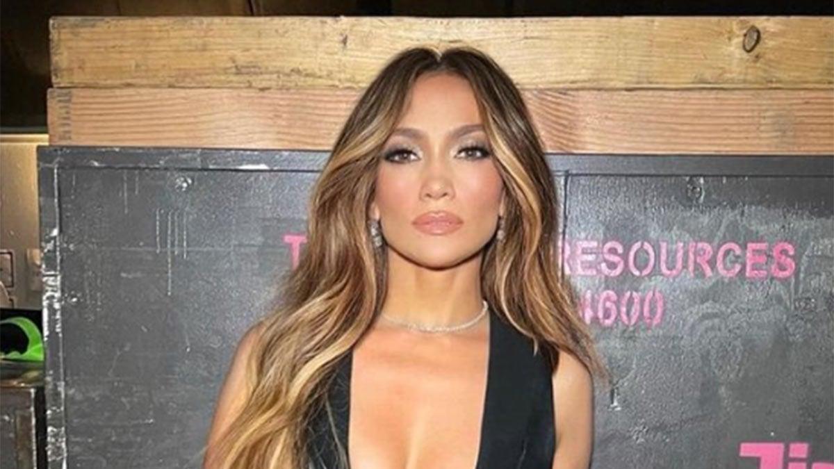 Jennifer Lopez con vestido negro en los MTV Movie TV Awards