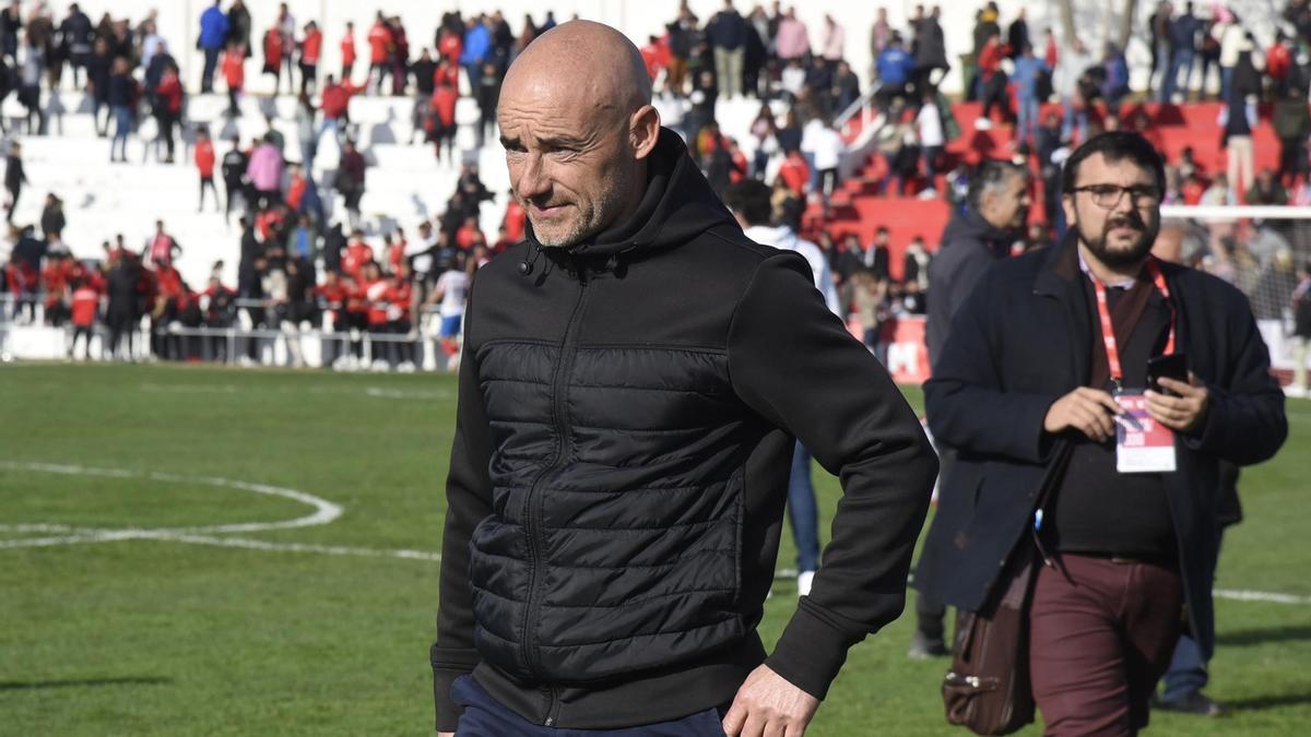 Dani Martínez observa desde el terreno de juego la celebración de los jugadores del Barbastro por eliminar al Almería.