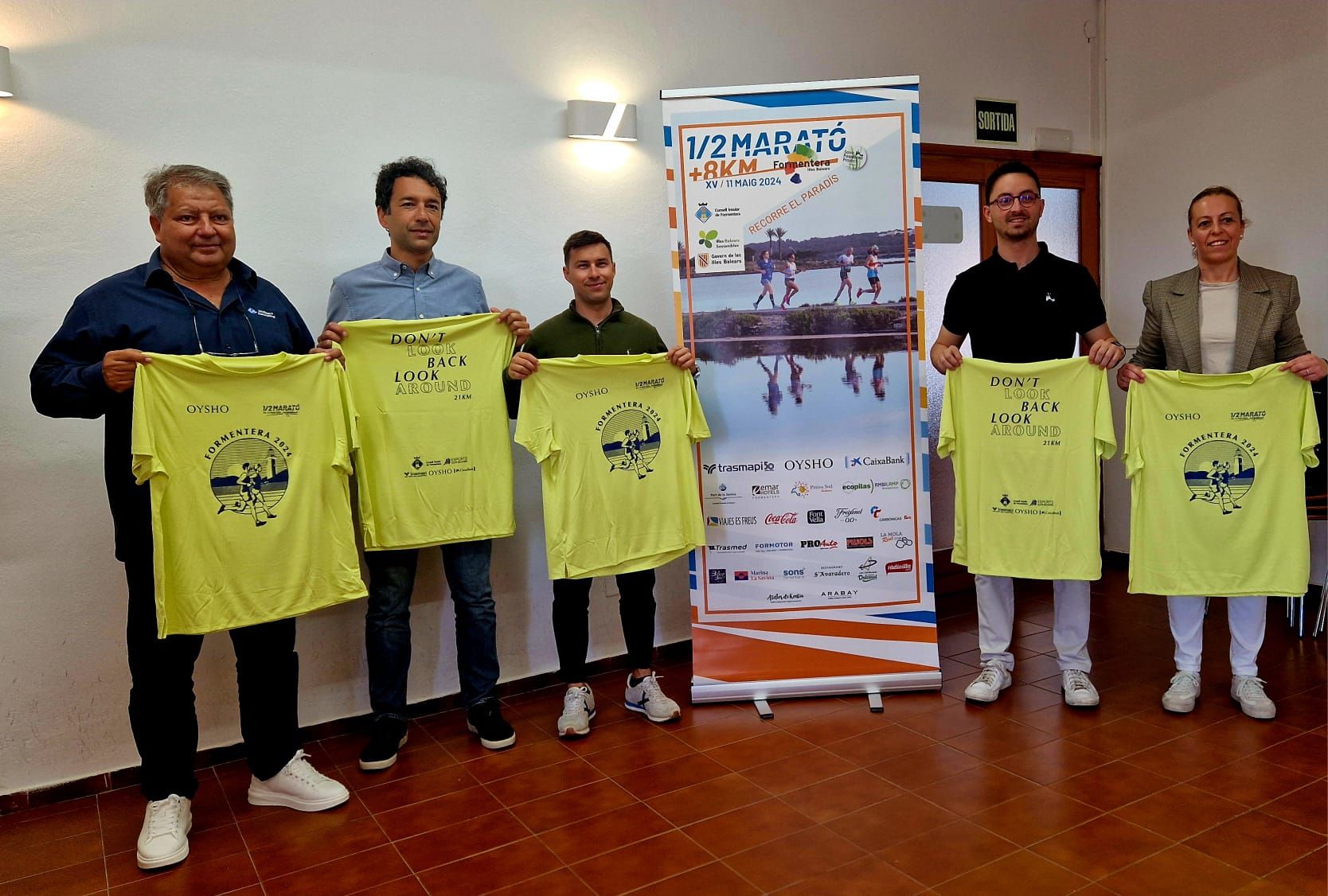 Los organizadores posan con la camiseta de la prueba