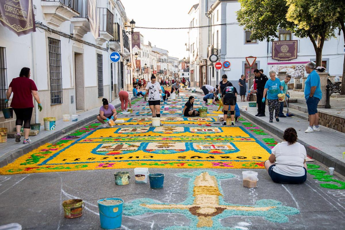 Detrás de la elaboración de las alfombras está todo el pueblo de San Vicente de Alcántara.