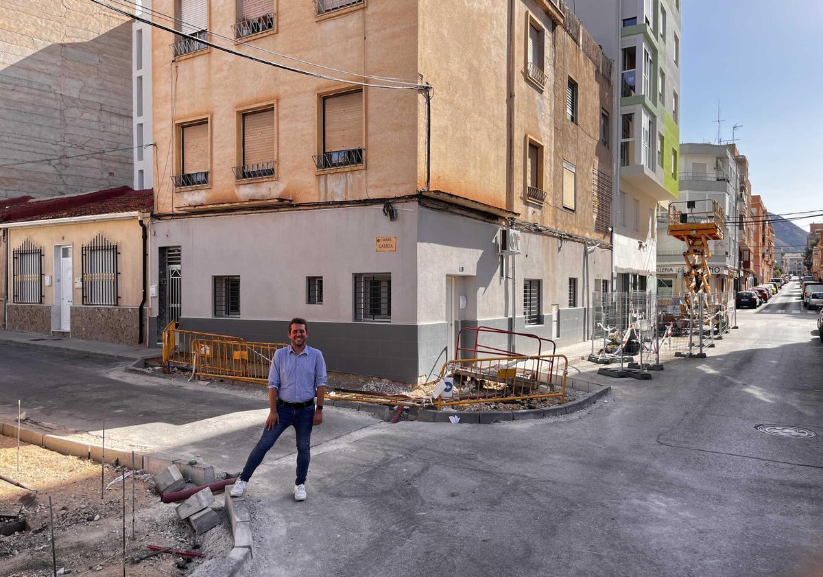 El concejal de Urbanismo en las obras del barrio La Frontera