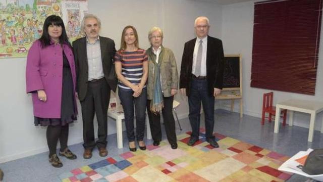 Mónica Permuy (centro), ayer, durante la presentación del centro en A Coruña. / fran martínez