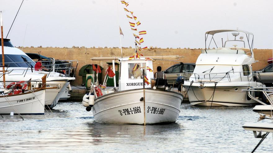 Rescatan a tres hombres que cayeron al agua de una barca cuando pescaban frente a s&#039;Estalella, en Llucmajor