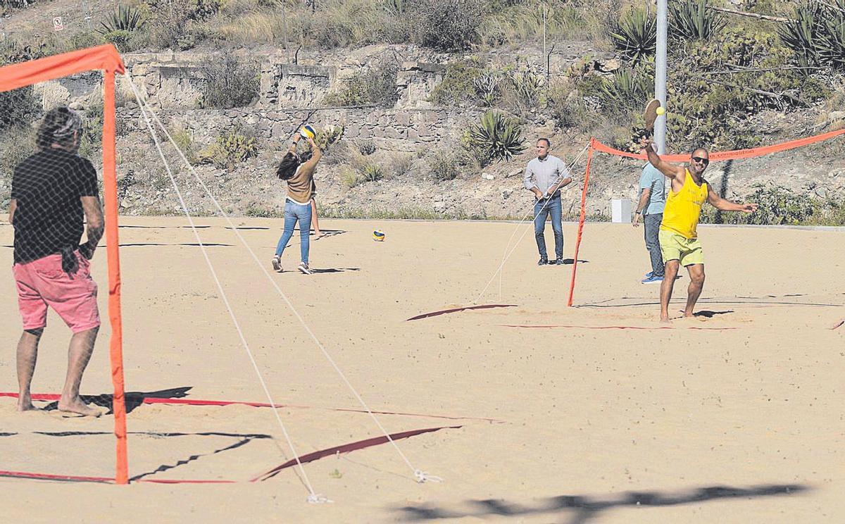 Jugadores de tenis y voley en las instalaciones destinadas a los deportes de playa.
