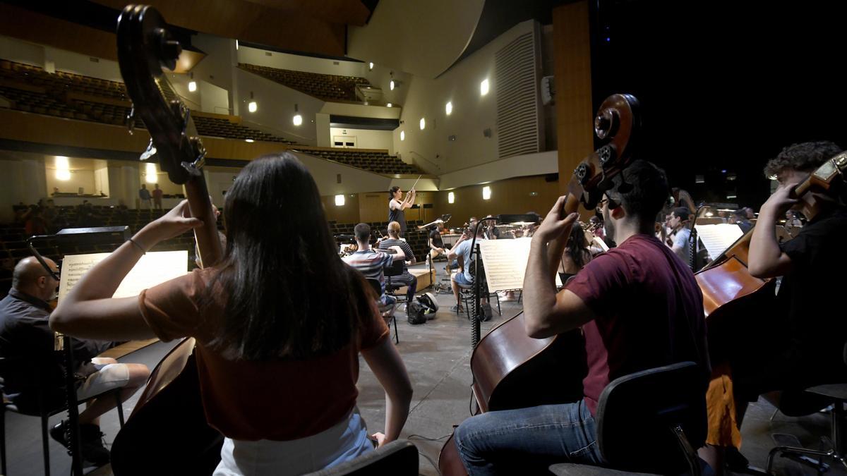 Virginia Martínez dirigiendo a los músicos durante un momento del ensayo de ayer.