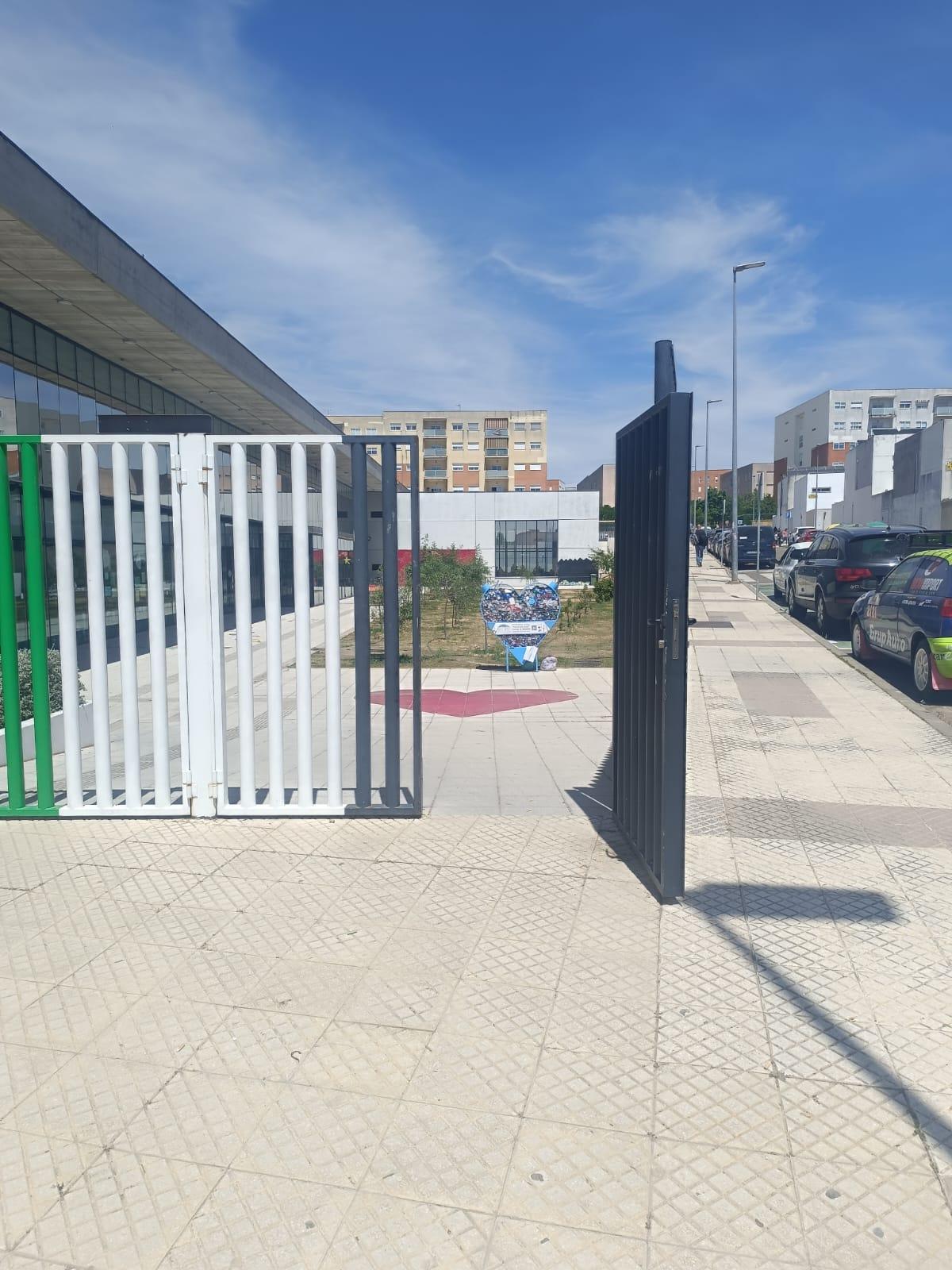 Puerta de acceso al colegio Mirador de Cerro Gordo de Badajoz abierta por completo.