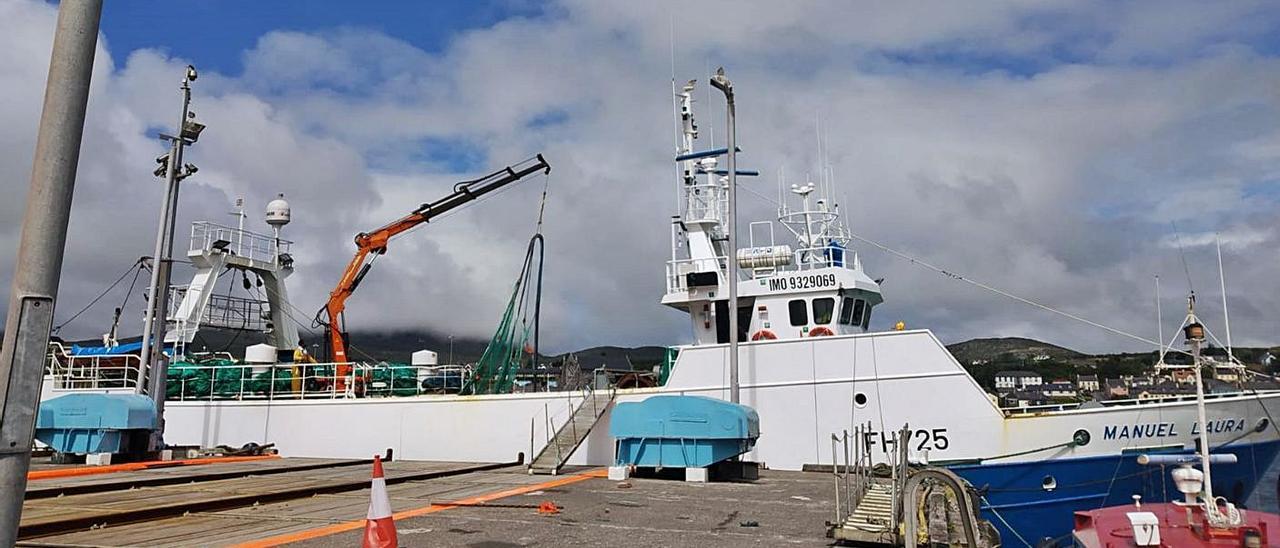 El pesquero “Manuel Laura”, ayer amarrado en el muelle de Castletownbere, en Irlanda. |   // FARO