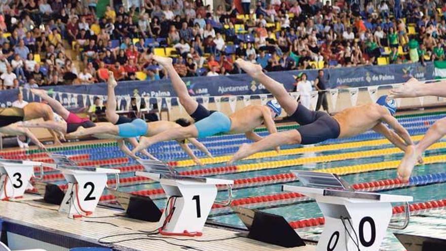 Imagen de una competición de natación en las instalaciones de Son Hugo.