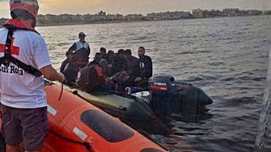 Cruz Roja con la patera que llegó ayer a Torrevieja.