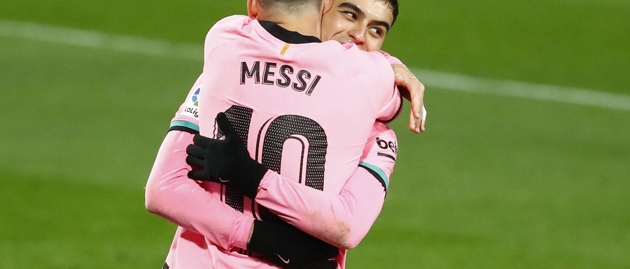 Messi abraza a Pedri en Valladolid.