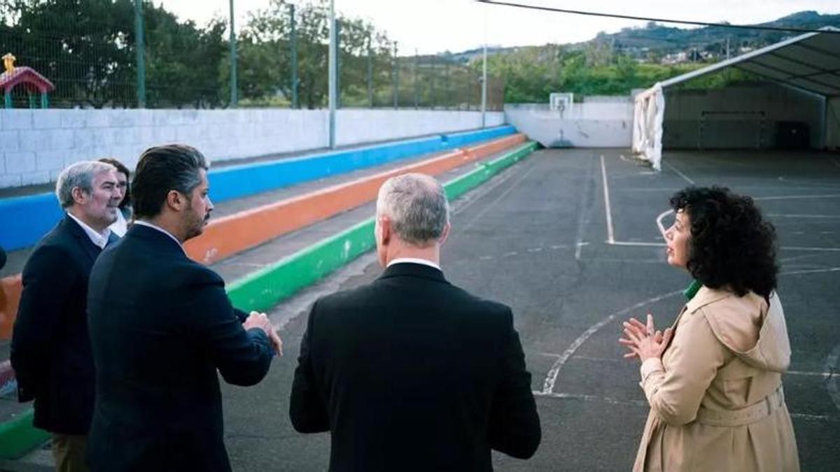 La cancha del CEIP Las Mercedes, durante una visita política.