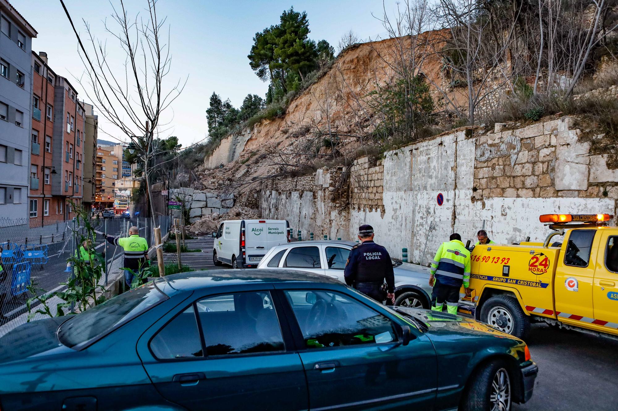 Un deslizamiento de tierras obliga a cortar la calle Alicante de Alcoy