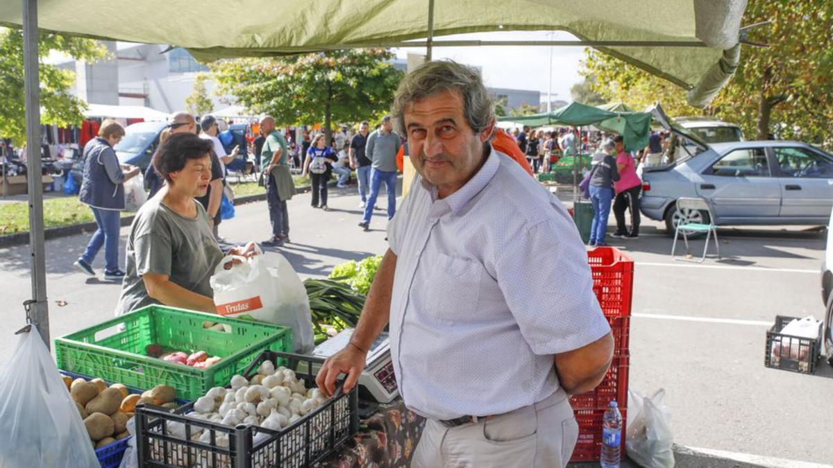 El vendedor Francisco Javier Pérez, ayer, en su puesto. | Marcos León