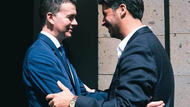 Hector Gómez abraza a Luis Yeray Gutiérrez ayer en La Laguna.