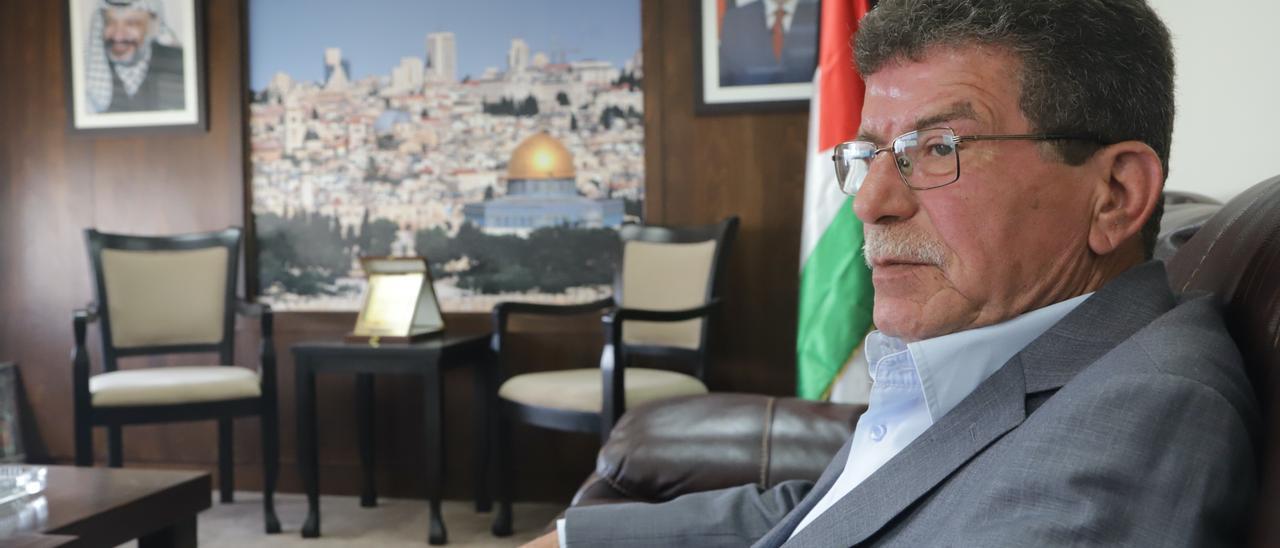 Qadura Fares, dirigente histórico de Al Fatah y presidente de la Comisión de Asuntos para los Presos, durante la entrevista con EL PERIÓDICO en su despacho de Ramala, este martes.
