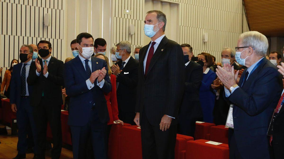 El Rey es recibido entre aplausos a la llegada del Congreso de Directivos de CEDE, en el Palacio de Congresos de Córdoba.