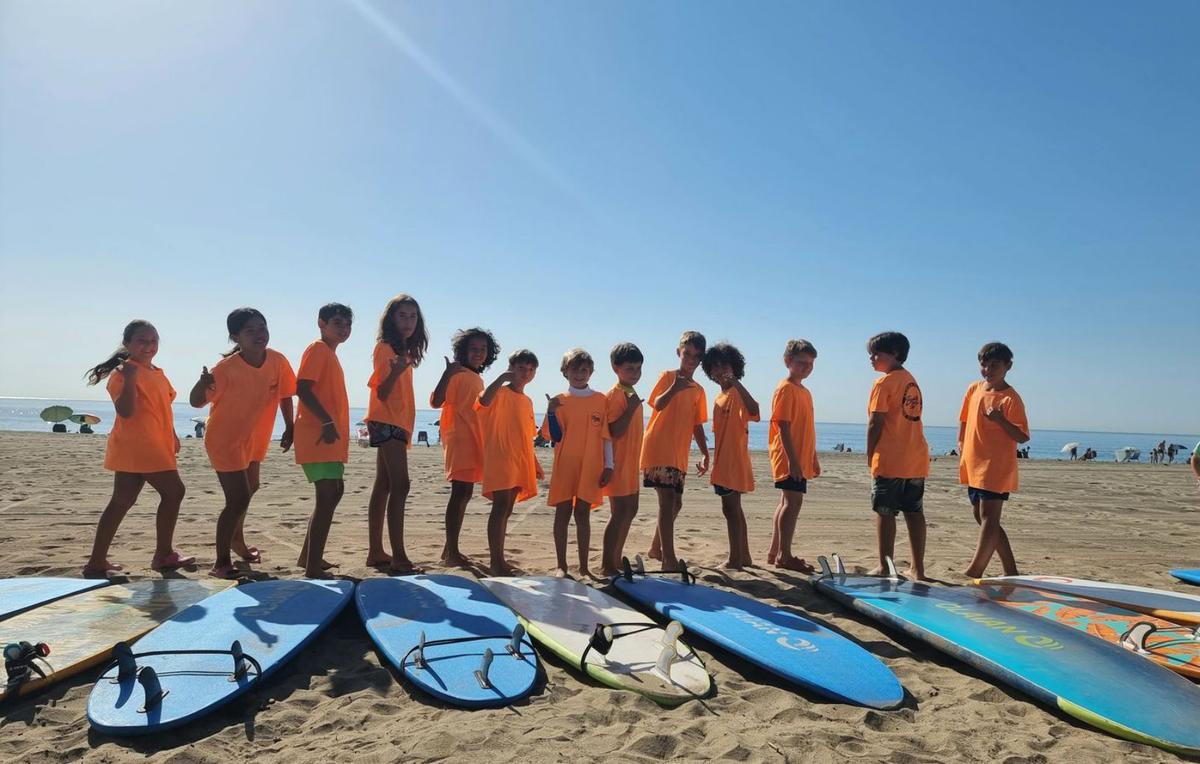 Alumnos de Banzai Surf School. | L.O.
