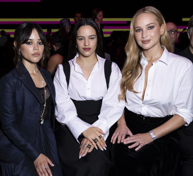 Jenna Ortega, Rosalía y Sophie Turner en el 'front row' del desfile de Dior