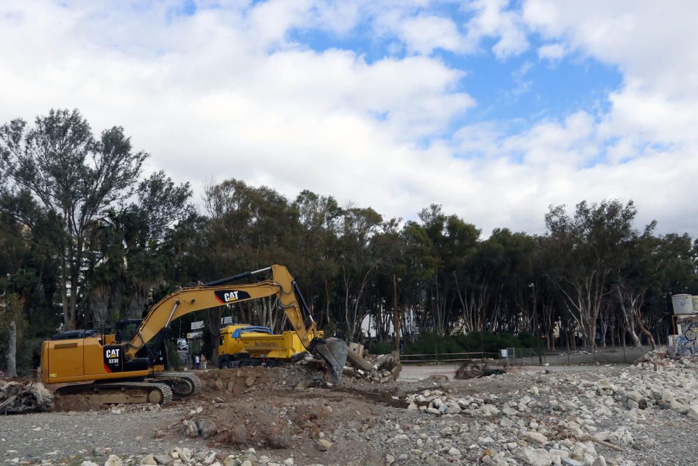 Trabajo de demolición de las antiguas pistas de tenis e instalaciones sin uso de los Baños del Carmen.