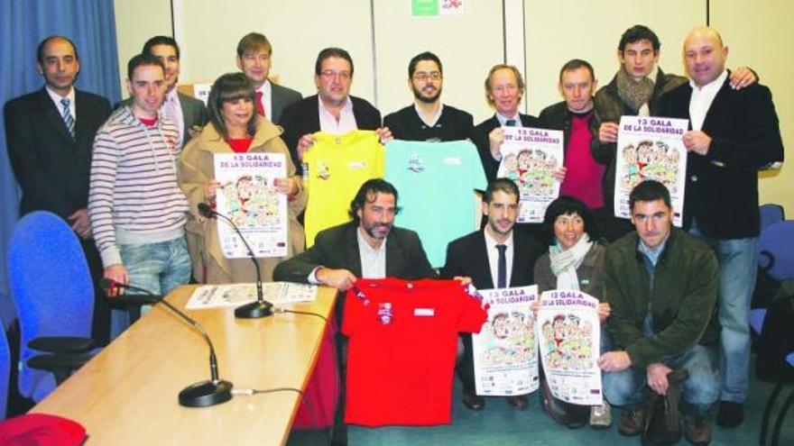 Deportistas, organizadores y patrocinadores posan en la presentación de la XIII Gala de la solidaridad.