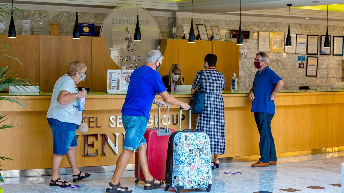 Turistas registrándose de un hotel este verano