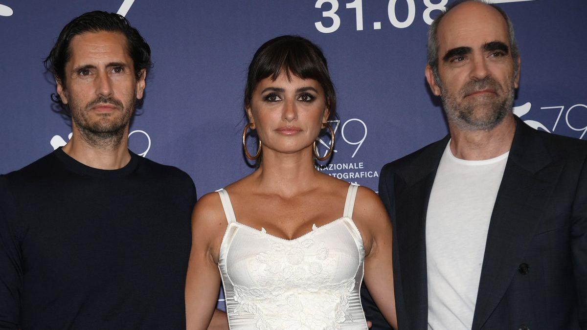 Juan Diego Botto, Penélope Cruz y Luis Tosar, tras presentar ’En los márgenes’ en Venecia.
