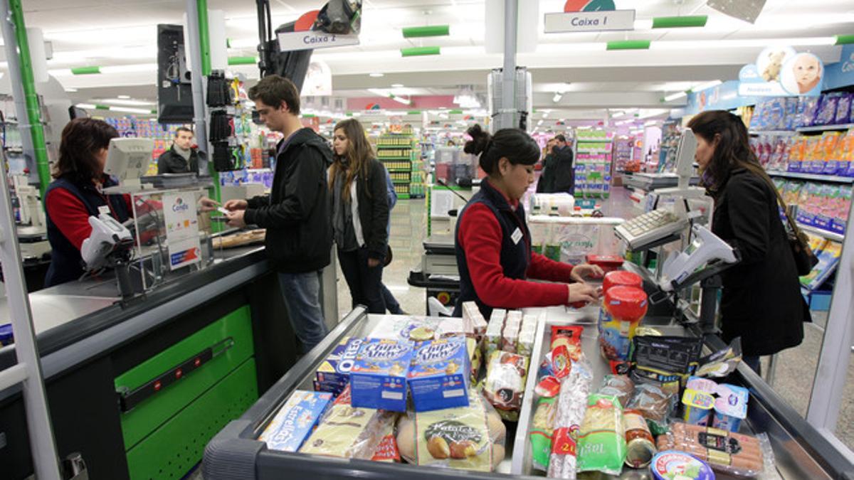 Varios clientes compran en un supermercado de Barcelona.