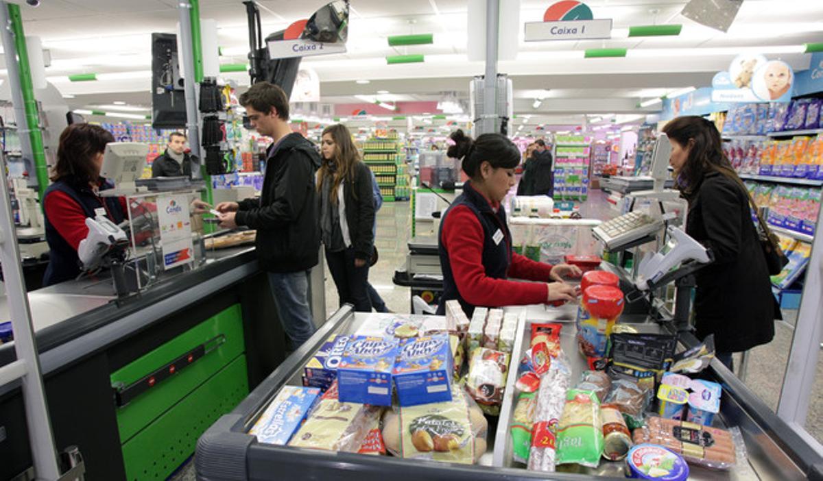 Varios clientes compran en un supermercado de Barcelona.