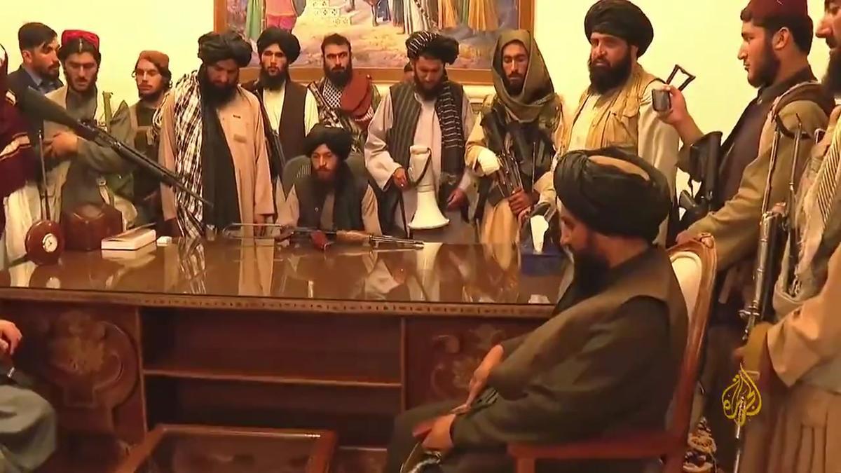 Un grupo de talibanes en el palacio presidencial de Kabul el 15 de agosto.