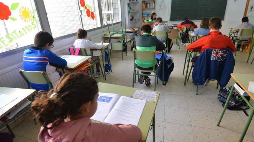 Alumnos atienden las explicaciones de la profesora en una clase de Primaria. | E. P.