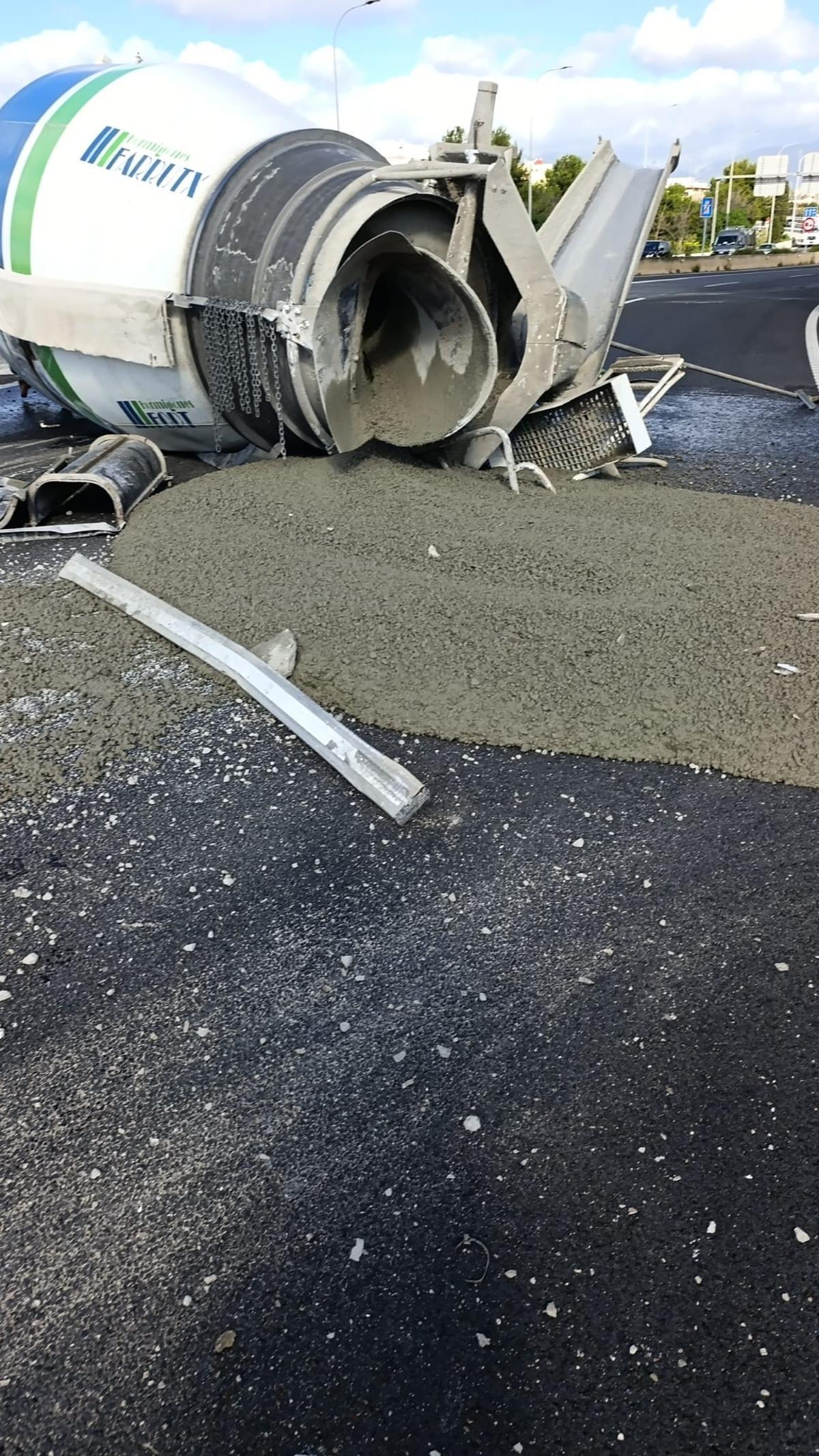 Un camión pierde la cuba de hormigón en la entrada a la Vía de Cintura Un camión pierde la cuba de hormigón en la entrada a la Vía de Cintura