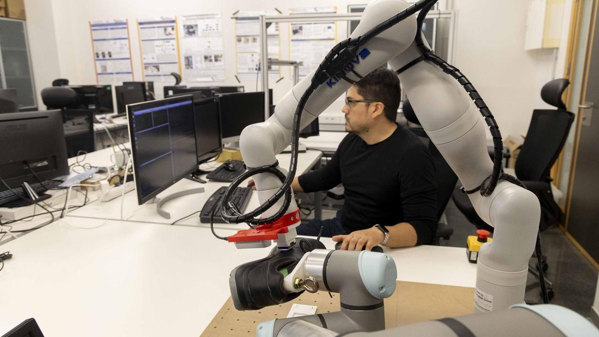 Robot con tacto para fabricar ropa made in Alicante