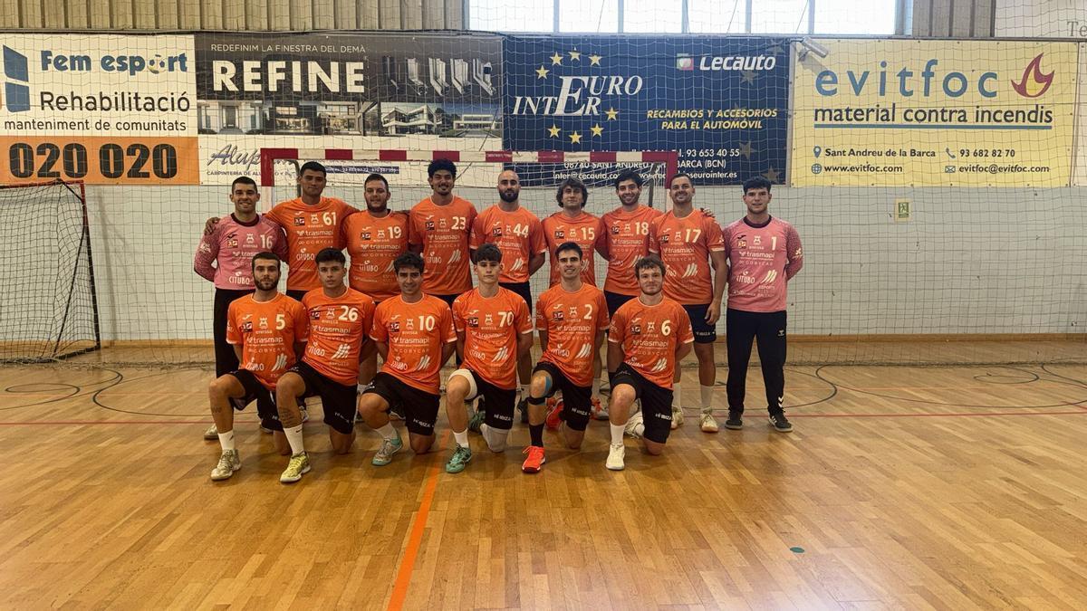 La plantilla del Trasmapi en el momento previo al partido frente al Handbol Sant Vicenç.