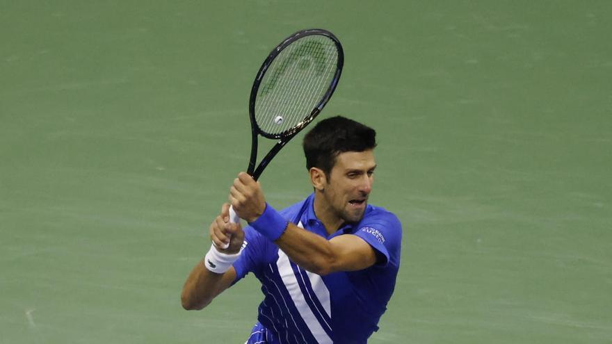 Djokovic golpea de revés.