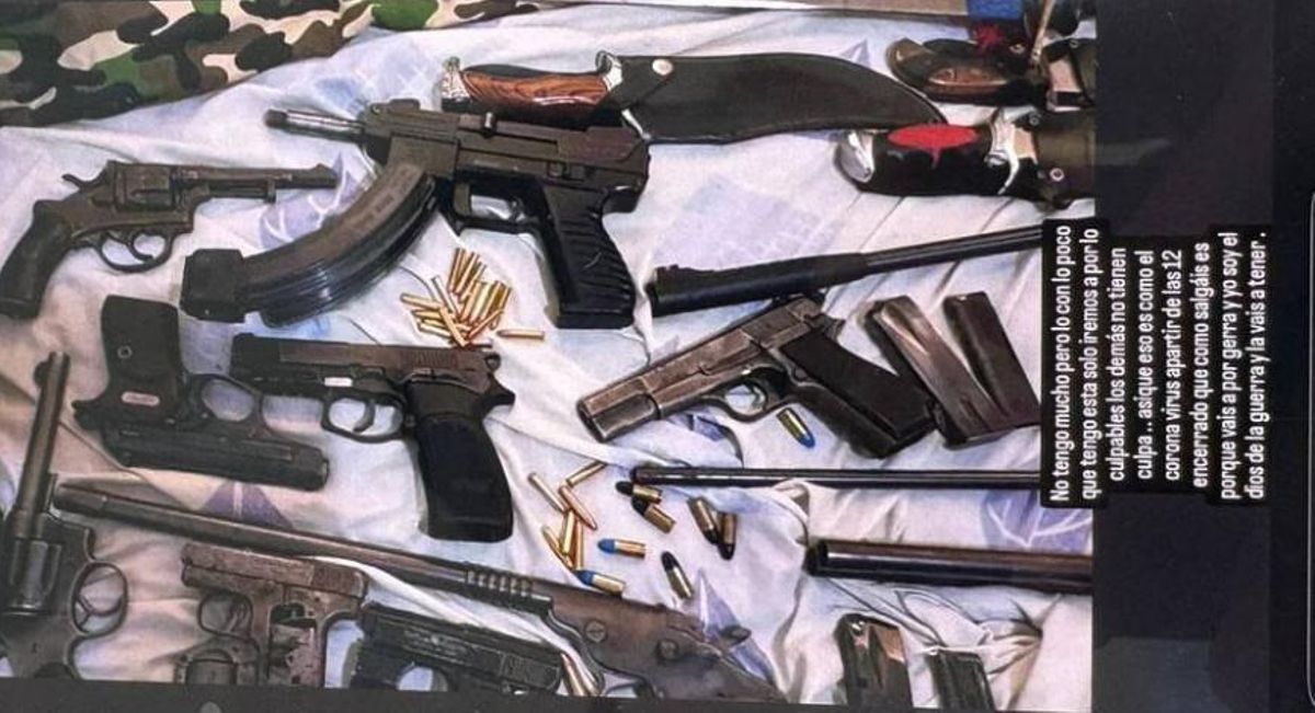 Antes de que se hiciera trágicamente conocida el chat de Telegram Deport Them Now, uno de sus seguidores mostraba una colección de armas para presumir
