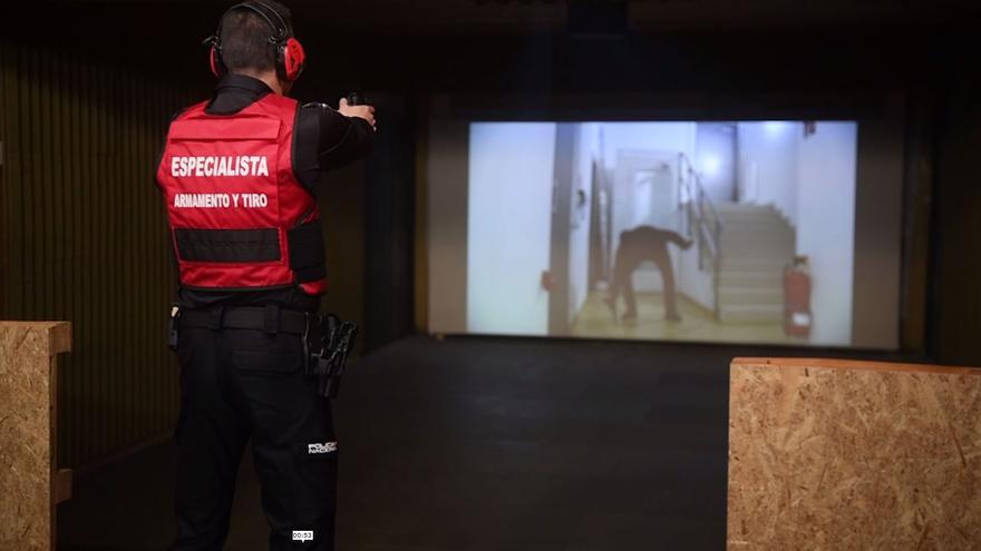 LLEGAN LAS PISTOLAS TASER A CORUÑA: El 091 usará sus primeras pistolas Taser  y cámaras personales de Galicia en A Coruña