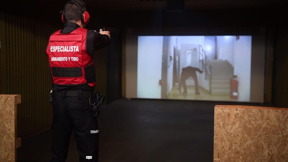 Agentes de la Policía Nacional tendrán pistola taser en A Coruña