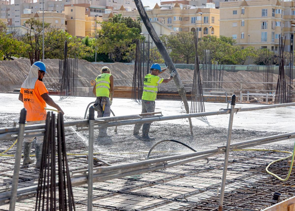 Obras en el CEIP La Almadraba de Alicante, para el que el presupuesto contempla dinero, el pasado septiembre