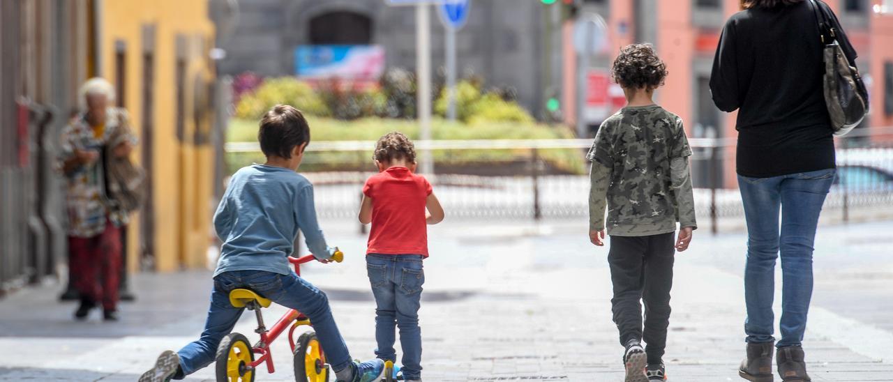 Niños juegan en la calle Triana de la capital grancanaria, en una imagen de archivo.