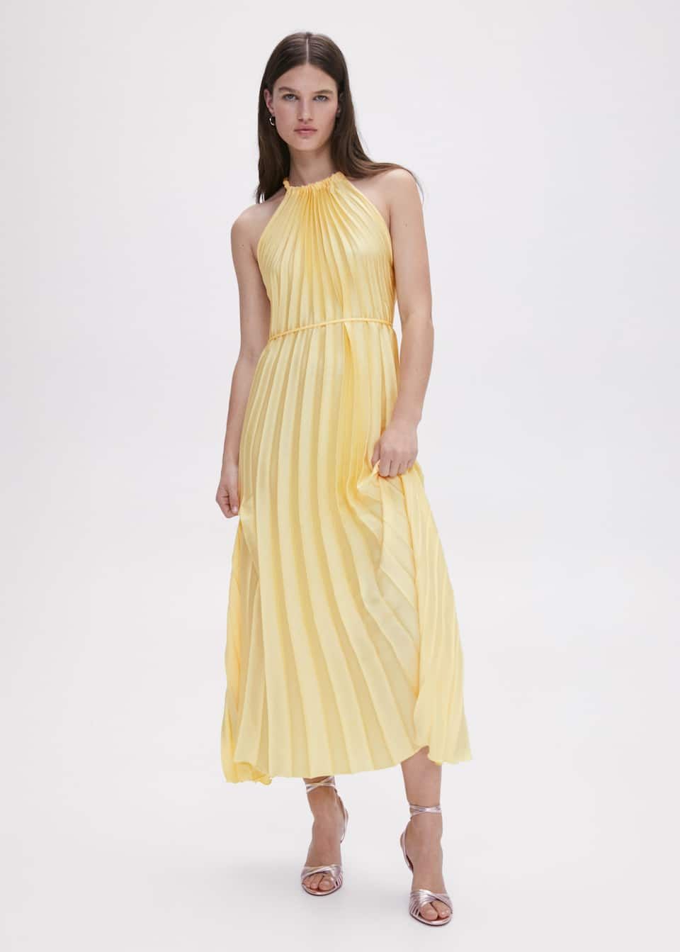 Vestido plisado amarillo con cuello halter y lazada de Mango